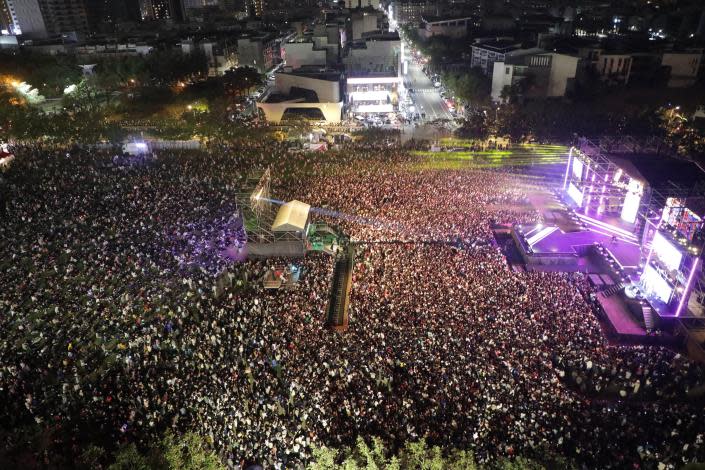 2024年台南好Young跨年首場搖滾耶誕演唱會湧入超過12萬名的歌迷。圖/台南市政府提供