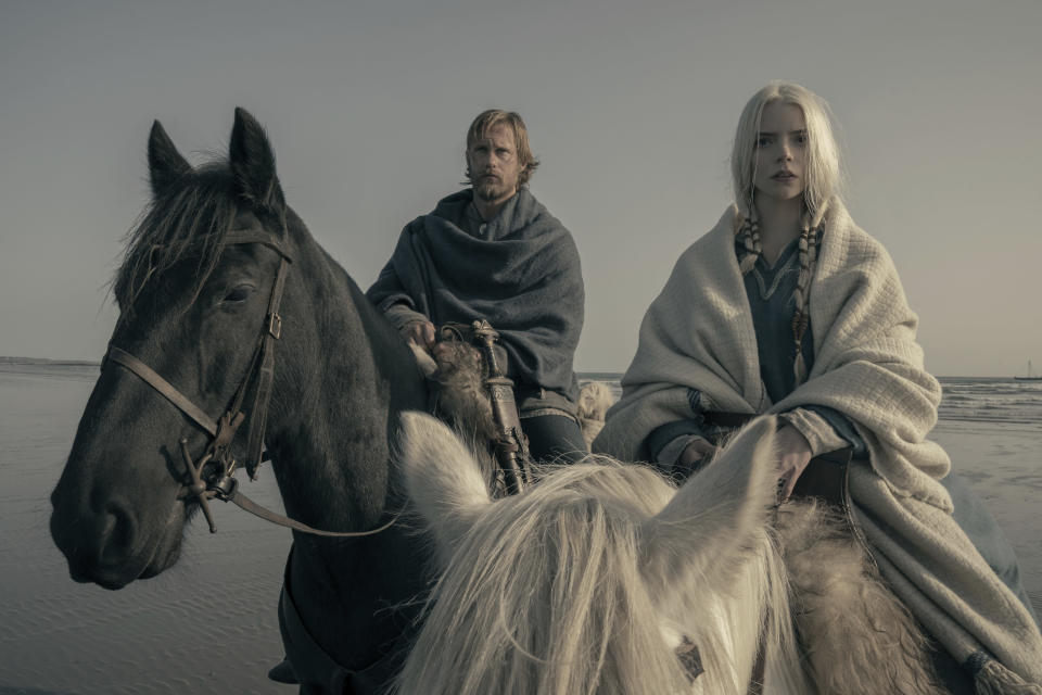 Alexander Skarsgård, izquierda, y Anya Taylor-Joy en una escena de "The Northman" en una imagen proporcionada por Focus Features. (Aidan Monaghan/Focus Features via AP)