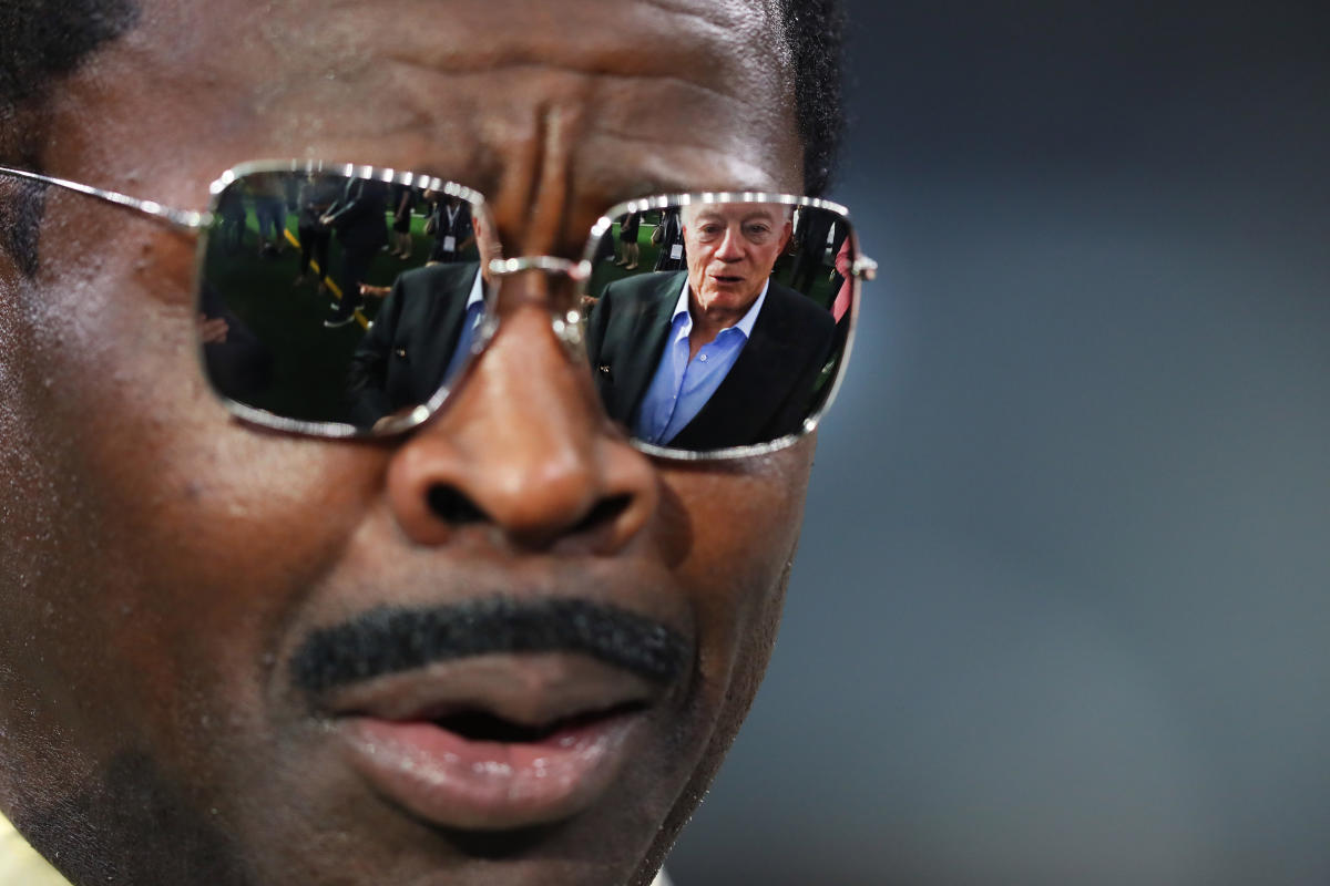 Michael Irvin, wide receiver for the Dallas Cowboys carries the ball  News Photo - Getty Images