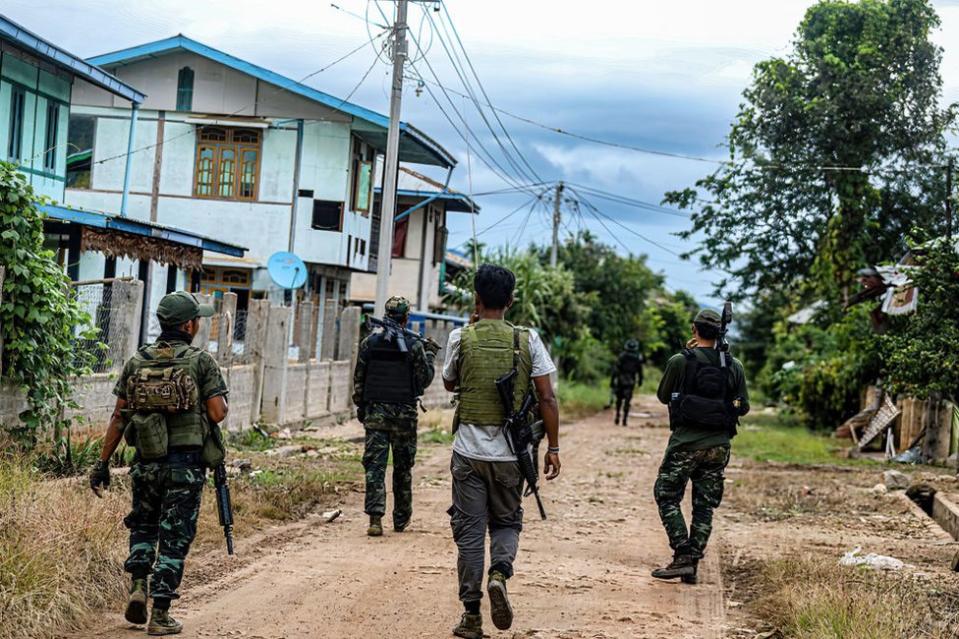 Después de 2 días de combates en Mobyae, soldados de las Fuerzas de Defensa del Pueblo (PDF) limpian el área en la ciudad de Mobyae, estado de Kayah. El 8 de septiembre, comenzó una ronda de combates entre el Ejército de Myanmar y las Fuerzas de Defensa del Pueblo (PDF) en Mobye, estado de Kayah.