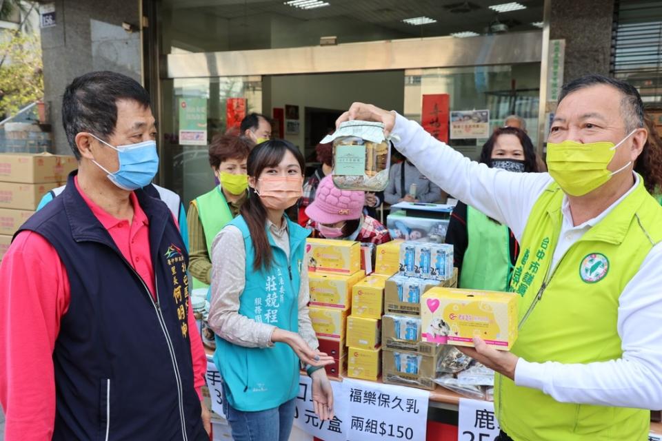 《圖說》市議員曾朝榮（右）在現場親自主持義賣。