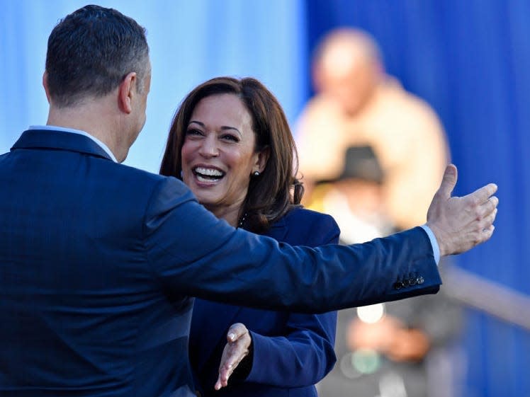 kamala harris doug emhoff hug