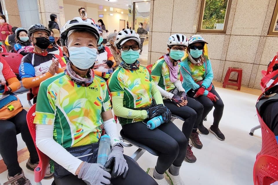 4名來自香港的癌友及家屬特地組團到臺灣，加入「不倒騎士」行列。