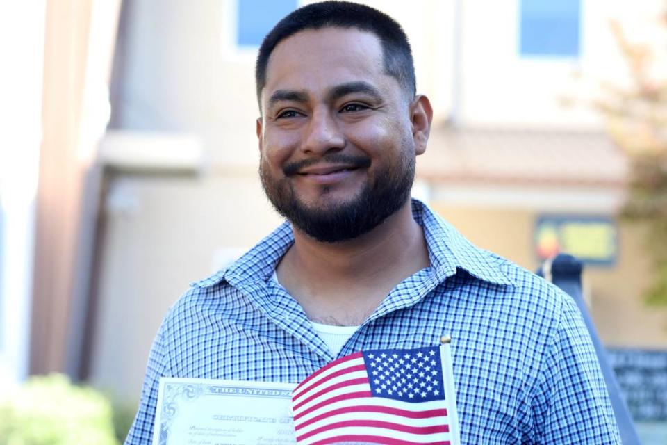 Hernán Santos Barragán, de 33 años, fue una de las 39 personas de 10 países que juraron lealtad a la bandera de Estados Unidos el 17 de octubre durante una ceremonia de naturalización celebrada en Fresno.