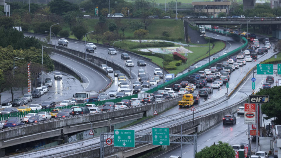 不只可看國道即時路況！高公局「1968 App」貼心提供停車位、充電樁動態資訊