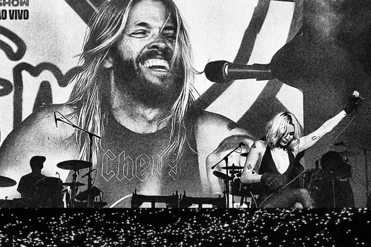 Miley Cyrus Pays Tribute to Taylor Hawkins in Concert