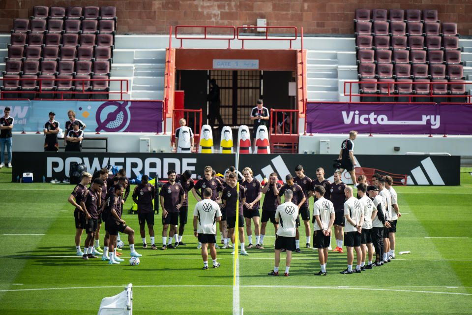 AL RUWAIS, QATAR - NOVEMBER 19: Players listen to Head Coach Hansi Flick (M) during the Germany training session at Al Shamal Stadium on November 19, 2022 in Al Ruwais, Qatar. (Photo by Marvin Ibo Guengoer - GES Sportfoto/Getty Images)