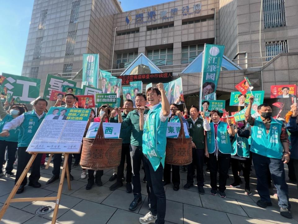 台中市第6選舉區民進黨江肇國辦理登記，300餘人到場聲援。   江肇國競總/提供