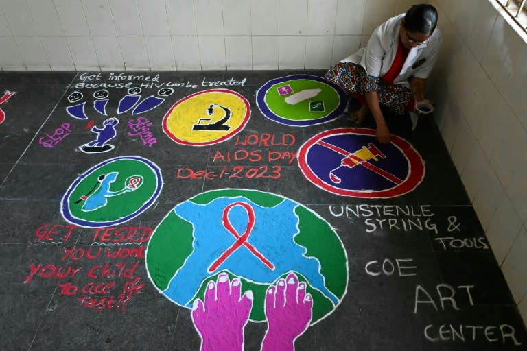 Una sanitaria realiza unos dibujos el 1 de diciembre de 2023 en un centro de terapias para seropositivos del Hospital Gandhi de Hyderabad, en India (Noah Seelam)