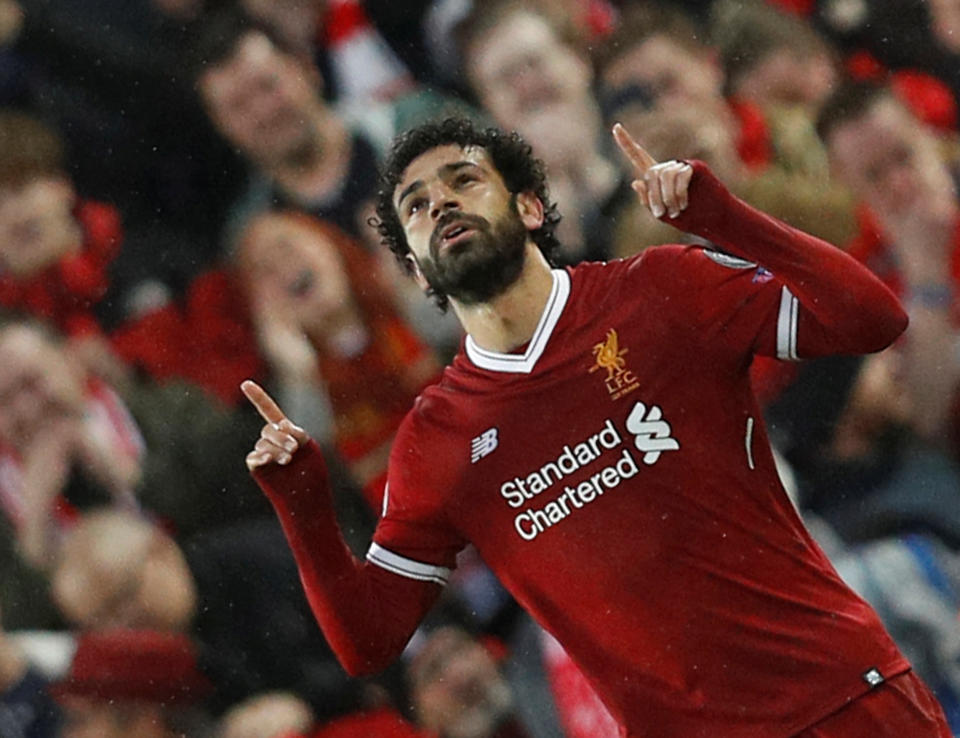 <p>Très simple et calme dans sa célébration, l’Egyptien prie et salut l’antre de Liverpool qui exulte. C’était son neuvième but en C1 cette saison, ce qui le rapproche de CR7 (14 b). (Photo : Reuters) </p>