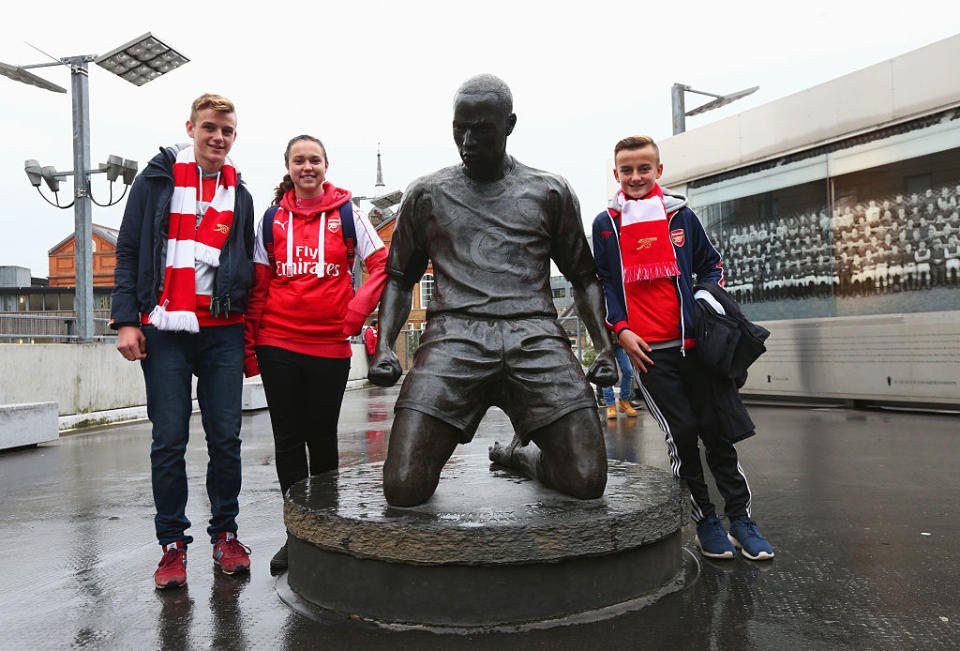 Parmi les statues présentes devant l'Emirates Stadium, le stade d'Arsenal inauguré en 2006, se trouve celle de Thierry Henry. Légende d'Arsenal, où il a marqué près de 230 buts, le Français est représenté dans sa position fétiche : sur les genoux, en train de célébrer un but. L'occasion pour les fans d'y faire de nombreuses photographies souvenirs !