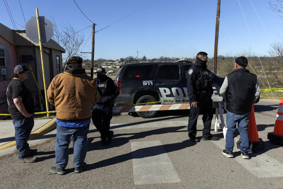 Police officers at a barricade leading to Shelby Park in Eagle Pass, Texas (Michael Gonzalez / Getty Images)