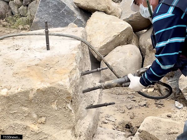 師傅透過剖石工法將石頭切割成適當的大小。（圖：新北市農業局提供）