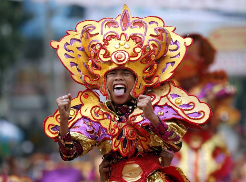 <p>Teilnehmer in farbenfrohen Kostümen treten während einer Parade zur Feier des Jesuskindes in Cebu City in den Philippinen auf. (Bild: Jay Rommel Labra/EPA) </p>