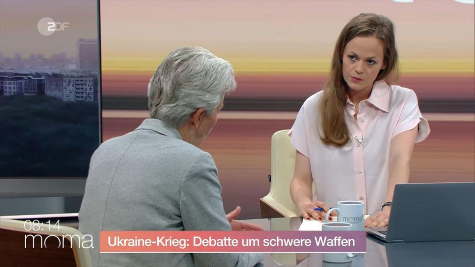 "moma"-Moderatorin Harriet von Waldenfels (rechts) hakte bei Strack-Zimmermann nach: Welche deutschen Waffen sind überhaupt in der Ukraine angekommen? (Bild: ZDF)