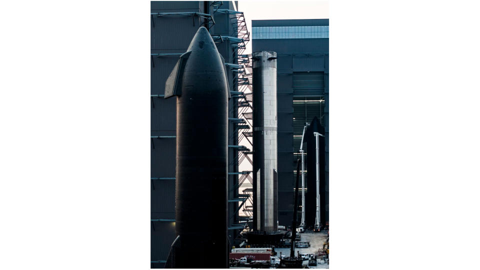 Blick auf drei Raketen in einer Montagehalle