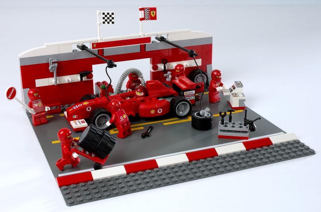 LEGO Ferrari- Scuderia Ferrari Truck 8654 Pit Crew Semi Trailer F1 Race Car  Team