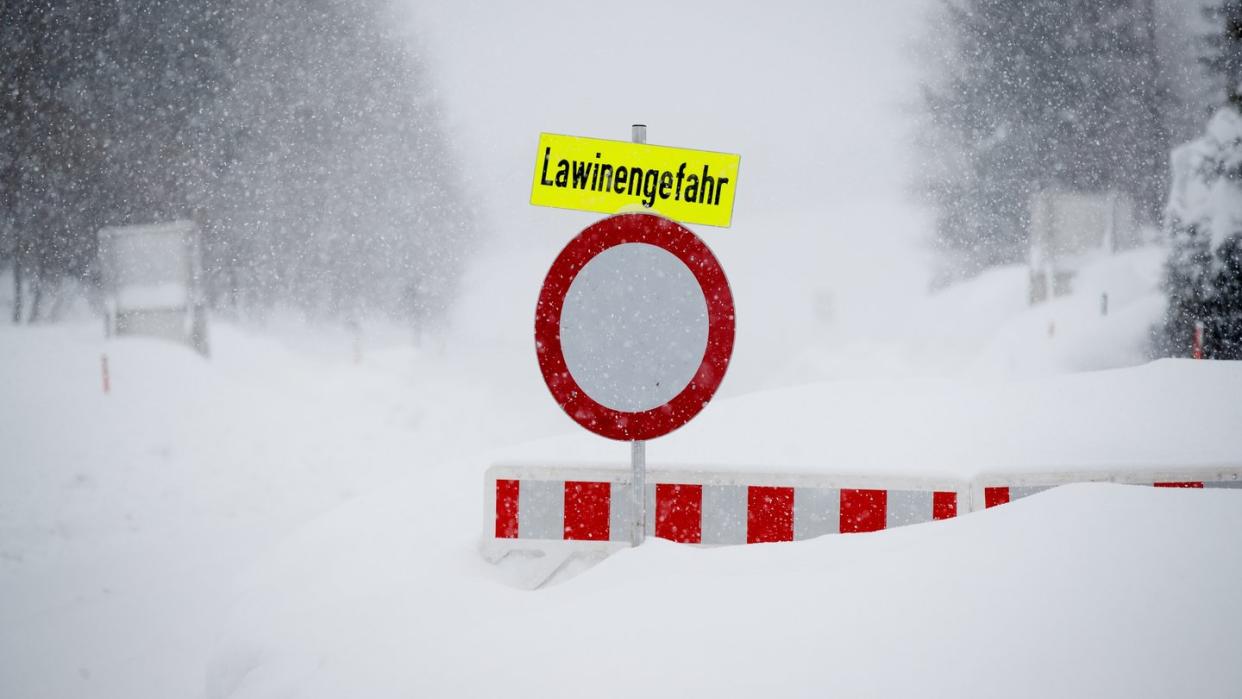 Straßensperrung: Meteorologen erwarten in Österreich weitere Schneemassen und damit eine Verschärfung der Lawinengefahr. Foto: Erwin Scheriau/Keystone/APA