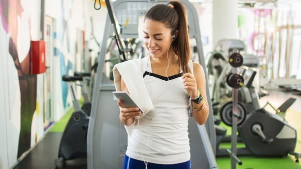 Al escuchar tu música favorita mientras practicas ejercicio podrías estar multiplicando los beneficios de la actividad física sobre tus arterias y corazón. (Foto: Getty)