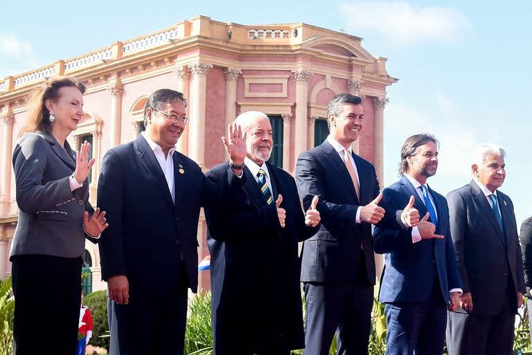 A chanceler argentina, Diana Mondino; o presidente da Bolívia, Luis Arce; o presidente do Brasil, Luiz Inácio Lula da Silva; o presidente do Paraguai, Santiago Peña; o presidente do Uruguai, Luis Lacalle Pou, e o presidente do Panamá, José Raúl Mulino, na reunião do Mercosul em Assunção, no dia 8 de julho. (DANIEL DUARTE/AFP)