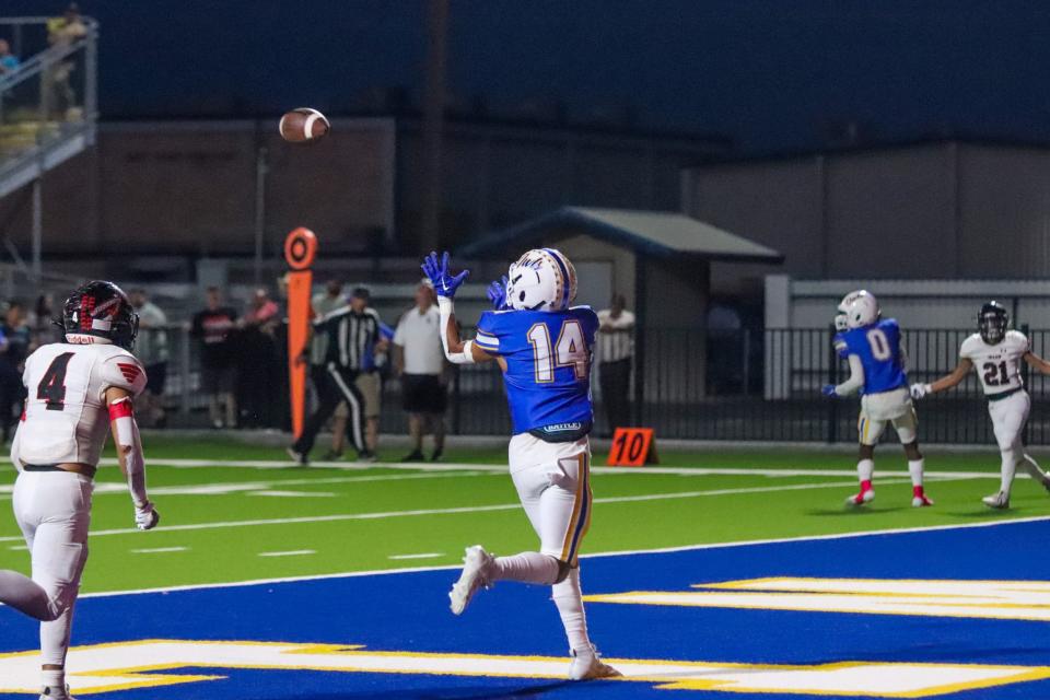 Reagan County's Raymond Saldibar catches ball in the end-zone during a game on Friday, September 15, 2023.