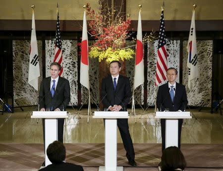 Japan's Vice Foreign Minister Akitaka Saiki (C), U.S. Deputy Secretary of State Antony Blinken (L), and South Korean First Vice Foreign Minister Lim Sung-nam attend a joint news conference during their trilateral meeting at the foreign ministry's Iikura guest house in Tokyo, Japan, January 16, 2016. REUTERS/Kimimasa Mayama/Pool