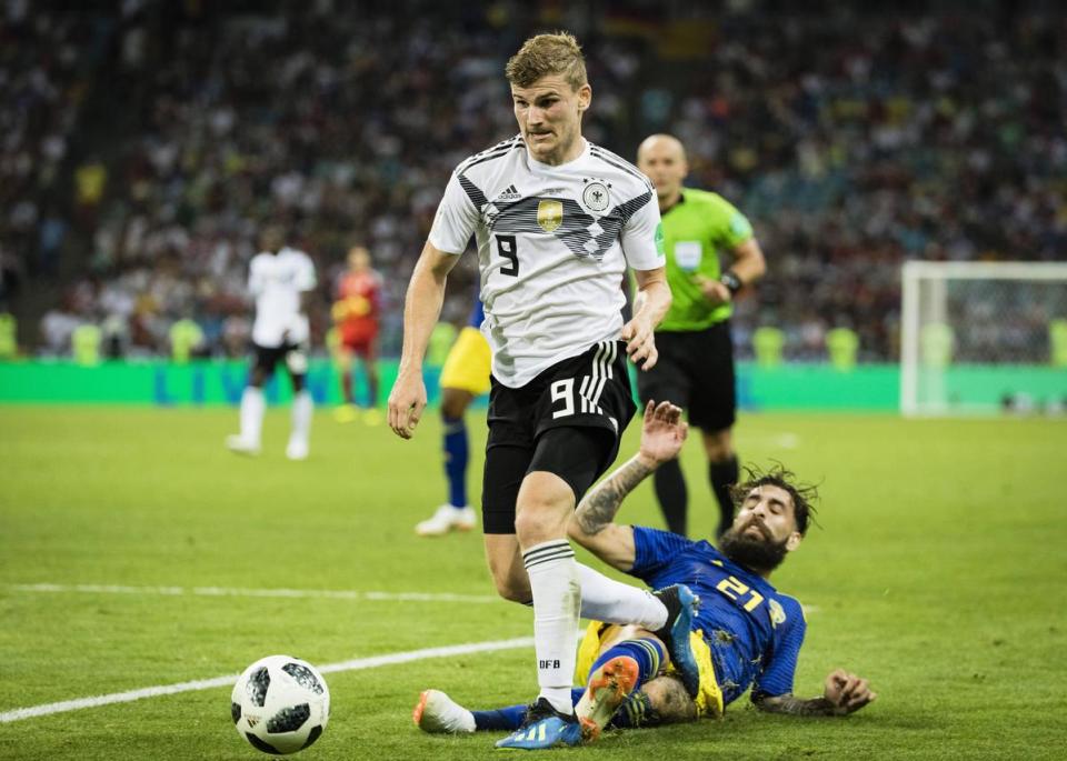 瑞典球員杜爾馬茲（倒下者）終場前的犯規給了德國自由球大好機會。（東方IC）