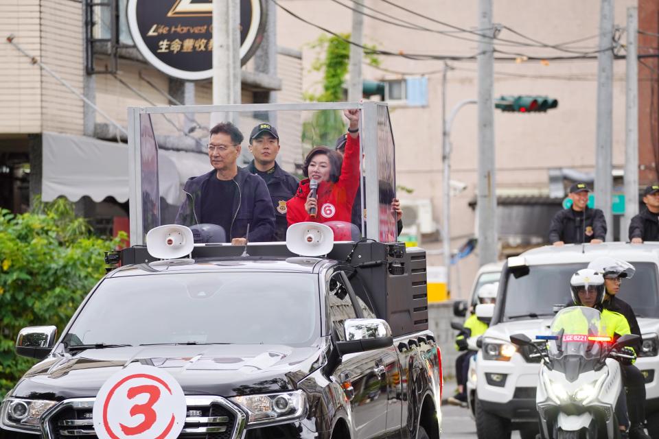 國民黨副總統候選人趙少康今赴宜蘭與青年座談並與立委候選人黃琤婷掃街拜票。林泊志攝