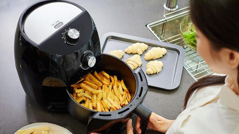 Freidora cocinando papas fritas