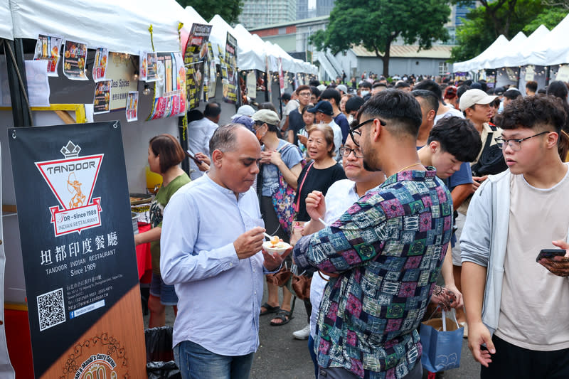 印度夏日狂歡節  印度美食吸引人潮（2） 「印度夏日狂歡節」26日持續在台北華山文創園區登 場，現場設有各式印度美食攤位，吸引大批人潮聚 集，品嚐異國風味。 中央社記者王騰毅攝  113年5月26日 