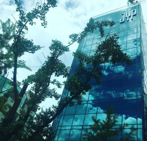 最近韓國娛樂圈三大巨頭公司之一的JYP搬離了使用了17年的舊公司，入住位於首爾富人區清潭洞的新公司。 前幾年還經營稍顯不景氣的JYP短短兩年就實現了大逆轉。