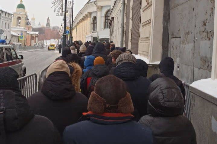 Russian journalists are seen queueing up in the snow for Vladimir Putin’s Moscow speech (Telegram)