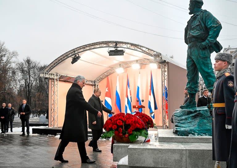 Díaz-Canel y Putin inauguran la estatua de Fidel Castro en Moscú