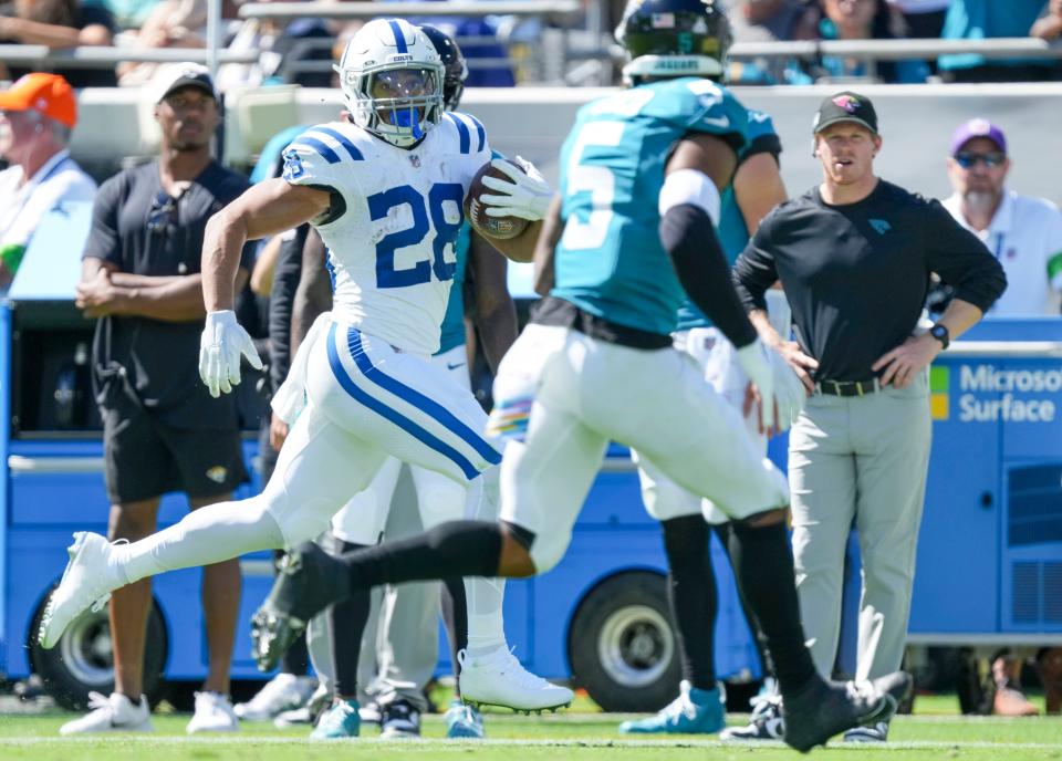 Indianapolis Colts running back Jonathan Taylor (28) with a long run during game action at EverBank Stadium on Sunday, Oct 15, 2023, in Jacksonville.