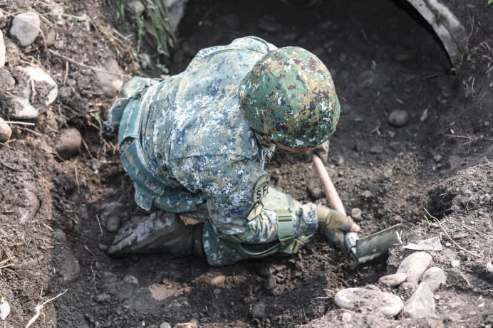 特4營官兵進行「土石流災害」傷患救援演練。（軍聞社記者謝宏檜攝）