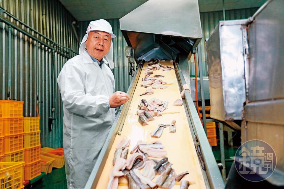吳天賜從日本引進水冷式解凍設備，盡可能減少對魚肉組織的破壞。