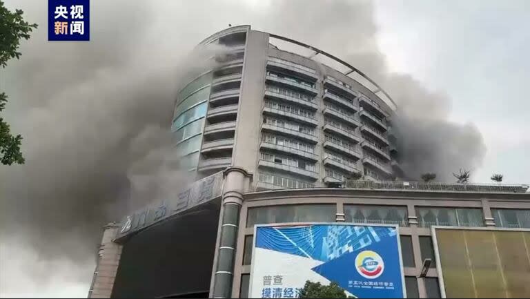 El humo sale del edificio de un centro comercial en Zigong (Twitter)