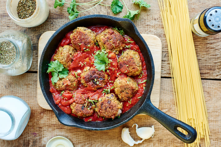 <p>Non è un’invenzione italiana, bensì degli statunitensi: vista la grande abbondanza di carne avevano pensato di aggiungerla a un piatto che sta bene per i fatti suoi, appunto gli spaghetti. (foto: Getty) </p>