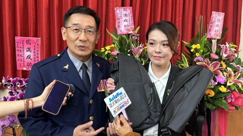 局長邱紹洲表示，竹市警友會呼應警政署長「健康、快樂警察」的方向，特別設計四款市面上買不到的輕旅行背包，命名為「青春活力包」，贈與全市警員，鼓勵同仁放下壓力，休假時拎著包來一場輕旅行。（圖/記者林照東攝）