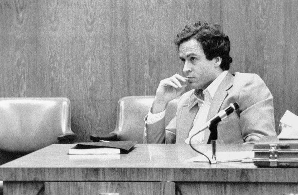 Theodore Bundy durante su juicio en Orlando acusado de asesinar a Kimberly Leach, de 12 años de edad (Getty Images)