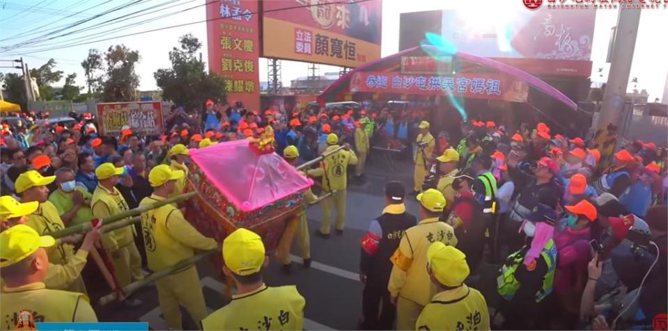 顏寬恒2次參拜接駕！白沙屯媽祖「搖頭倒退嚕」轉身快跑…網笑爛：閃了消波塊