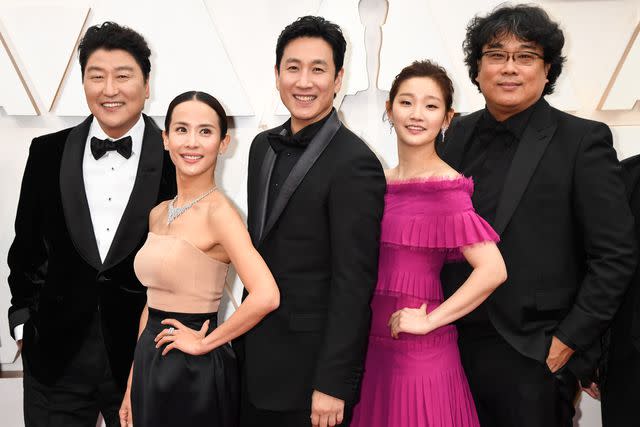 <p>Jeff Kravitz/FilmMagic</p> Lee Sun-kyun (center) with director Bong Joon-ho (right) and the cast of 'Parasite' on Feb. 9, 2020