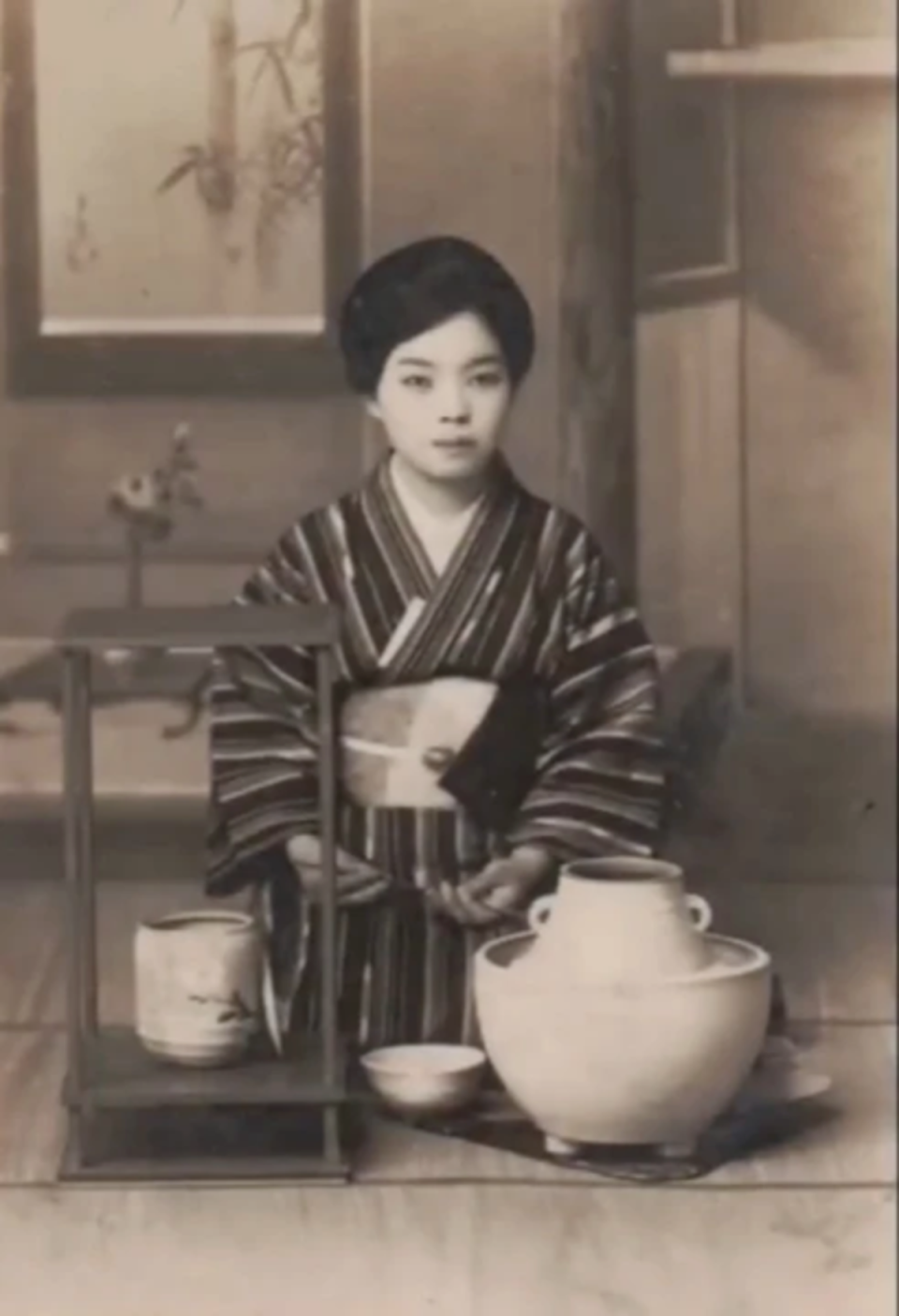  A black and white photo of Fusa Tatsumi taken when she was in her 20s (Wikimedia Commons)