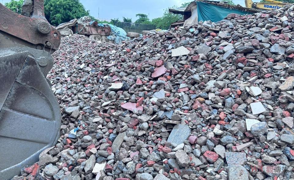 雲林地檢署呼籲民眾如發現在異常時段，有砂石車、挖土機在農地、魚塭、水利地，甚至公墓等偏僻地區出沒、作業，應即時撥打110報案，或向雲林縣環保局提出檢舉，共同守護國土，讓雲林不要成為營建廢棄物之棄土場。也希望不法業者千萬不要以為於清晨、深夜進入本轄，就可以規避偵查，雲林地檢署誓將從速、從嚴追查破壞國土之相關土尾仲介、車隊、土頭來源，以維護國土。