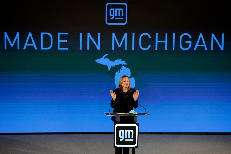 GM CEO'su Mary Barra, Ocak ayında, Lansing'deki yeni Ultium Cells pil hücresi fabrikası da dahil olmak üzere, Michigan'daki dört üretim tesisine 7 milyar dolardan fazla yatırım yapacağını duyurdu. (Getty Images aracılığıyla JEFF KOWALSKY/AFP)