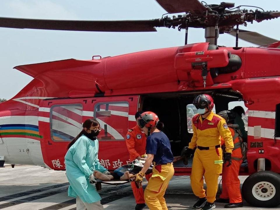 空勤直升機飛抵梨山衛生所載送這名49歲陸姓男駕駛到清泉崗。（圖：空勤總隊台中清泉崗駐地第二大隊第三隊提供）