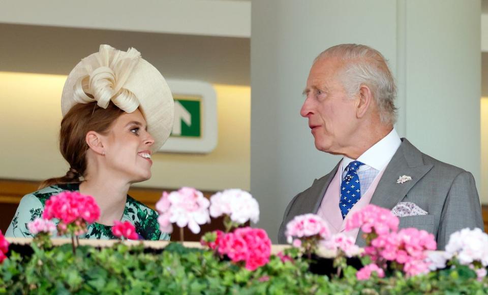 Carlos III con su sobrina la princesa Beatriz en las carreras de Ascot