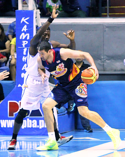 Bruno Sundov posts up Donnell Harvey. (PBA Images)