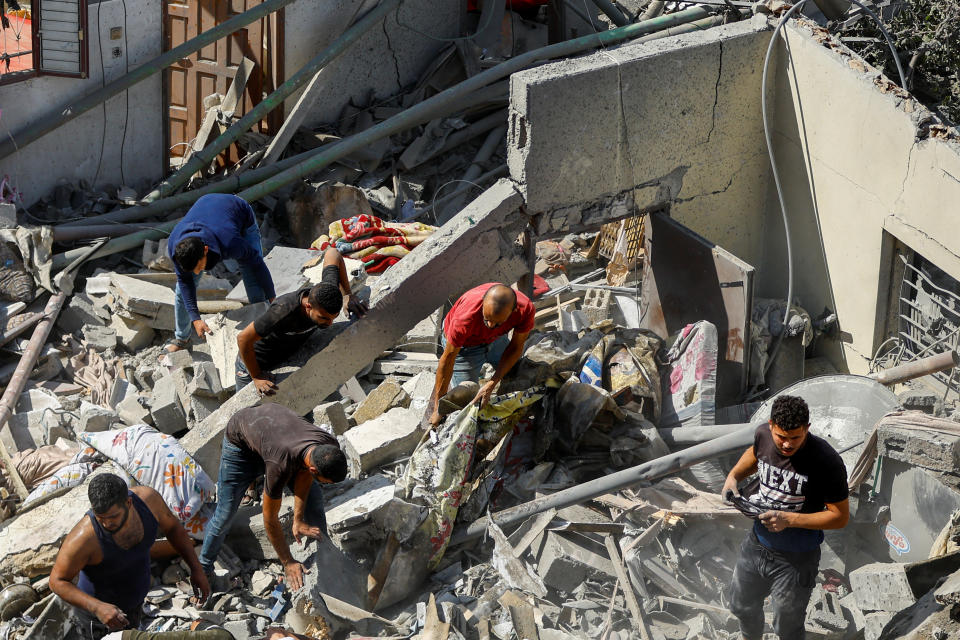 Überlebende durchsuchen den Schutt im Gazastreifen. (Bild: REUTERS/Ibraheem Abu Mustafa)