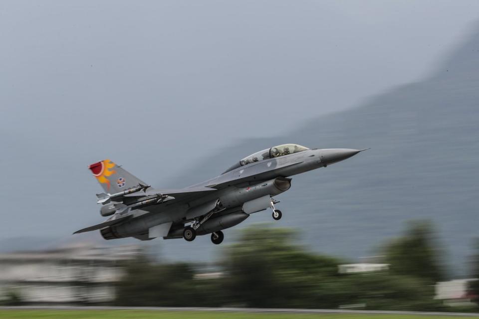 F-16 V型戰機，起飛離地後座艙罩飛脫，幸後續緊急處置得宜。（示意圖）   圖：軍聞社提供（資料照片）